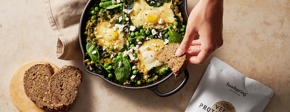 Grüne Shakshuka mit Proteinbrot