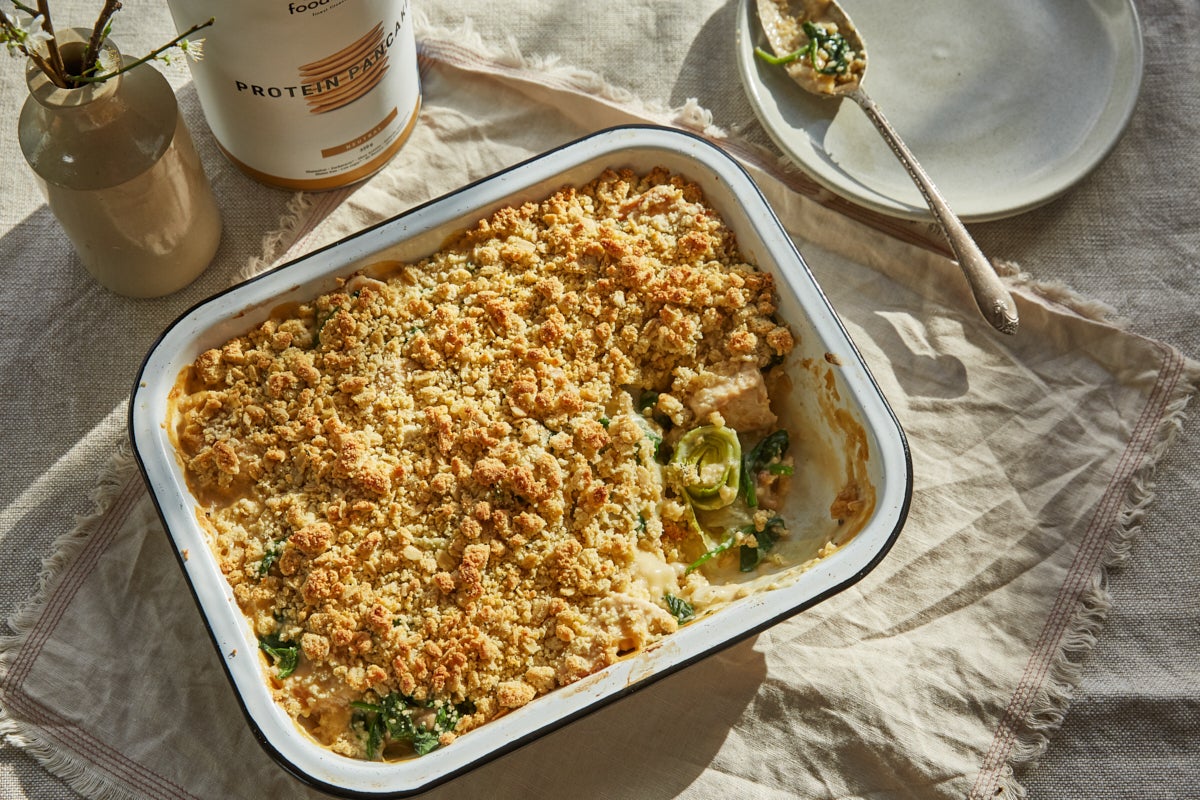 Crumble de pollo y puerros en una bandeja