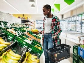 Frau beim Einkaufen im Supermarkt